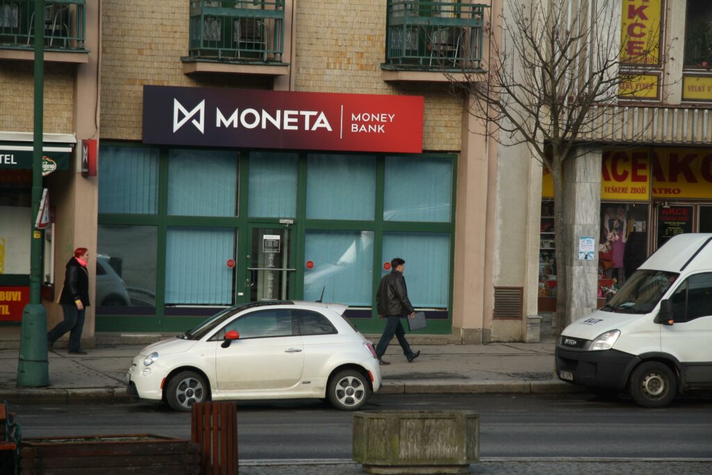 Moneta: Revoluční Vkladové Bankomaty v Praze Kbelích – Jak Je Využít Naplno!